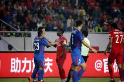 九游体育:重庆当代力帆队员准备迎接国际球赛