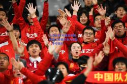 九游体育:中国足球锦标赛上球员们全力以赴，争夺胜利
